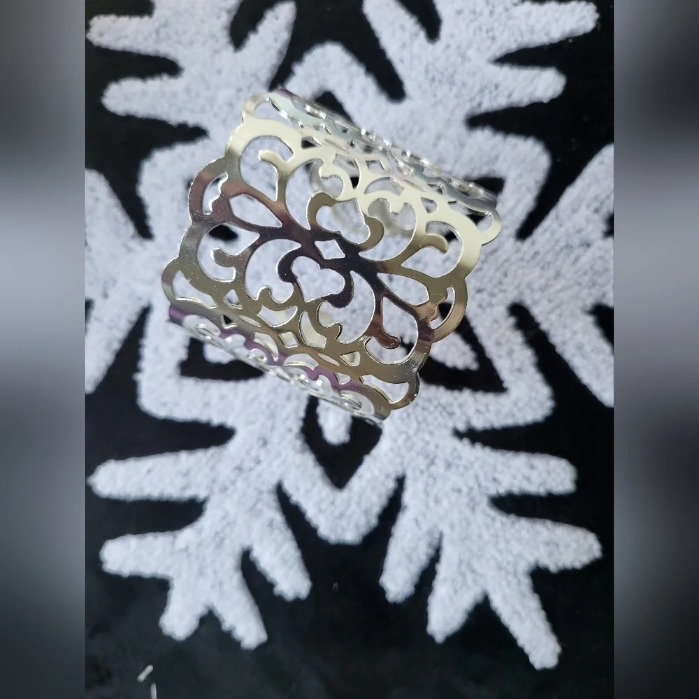 GORGEOUS BRAND NEW SILVER SCROLL CUFF INTRiCATE AND ORNATE - Picture 6 of 6